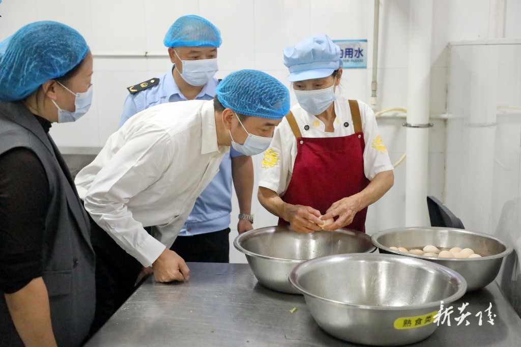 尹朝晖开展校园食品安全“两个责任”包保督导