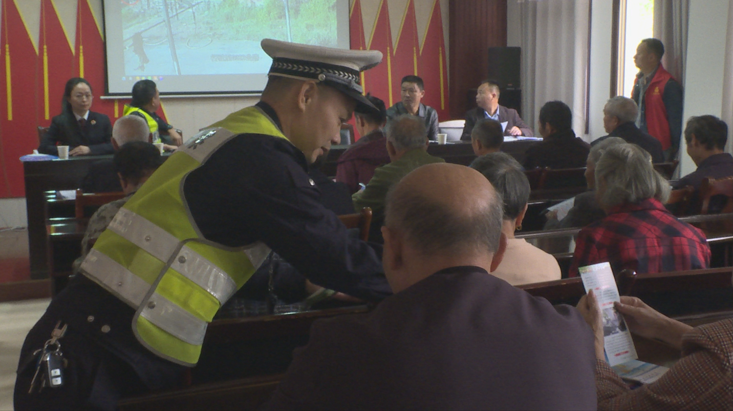 金秋重阳送关怀 法治护航“夕阳红”