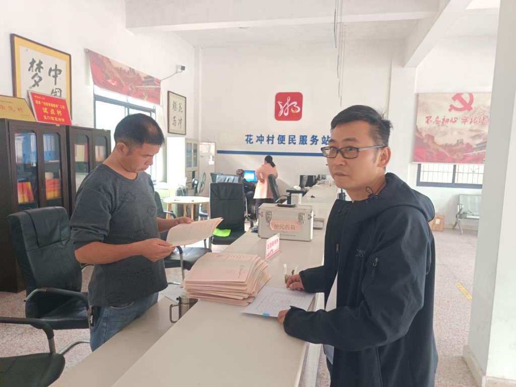 聚焦“办证难”82户房地一体不动产权证集中发放