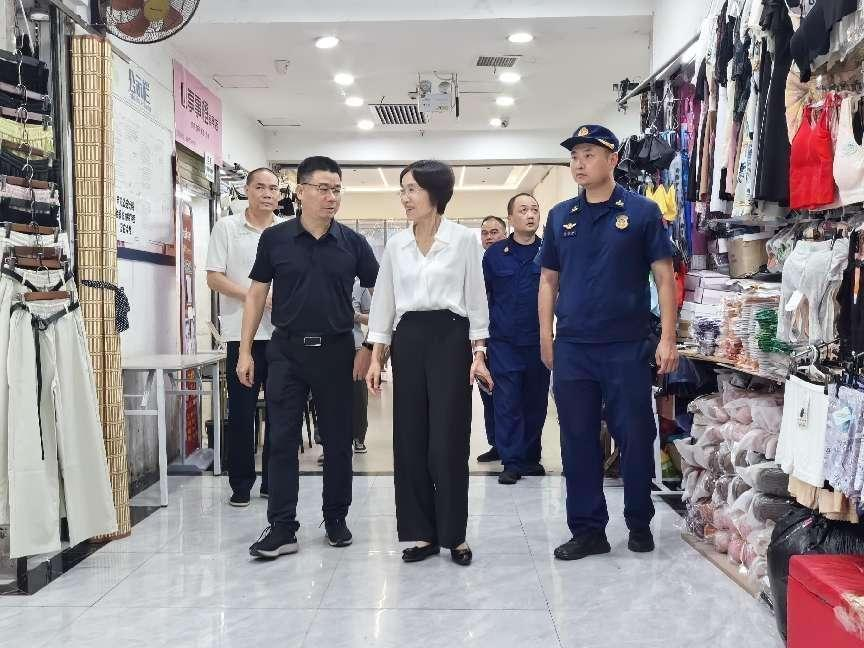 筑牢安全防线  平安祥和过节      副市长杨桦到供销商城督导节前安全生产工作