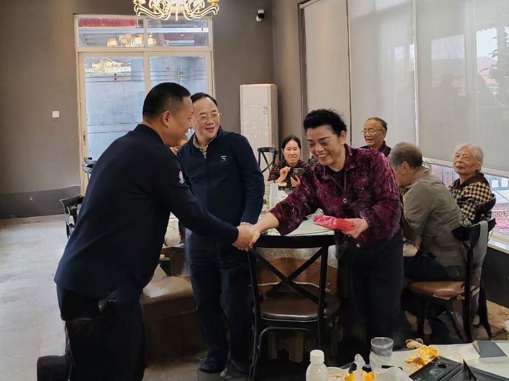 庾岭登高 情暖桑榆