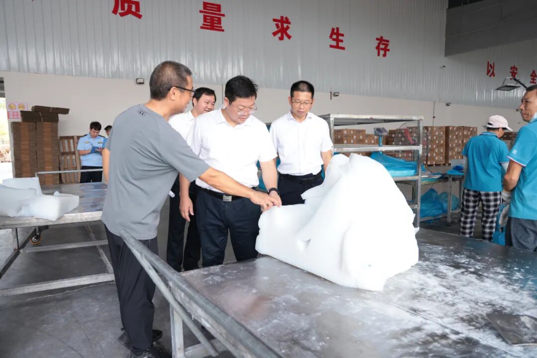 杨红兵：严格守牢安全生产底线 确保节假日期间社会秩序平稳有序