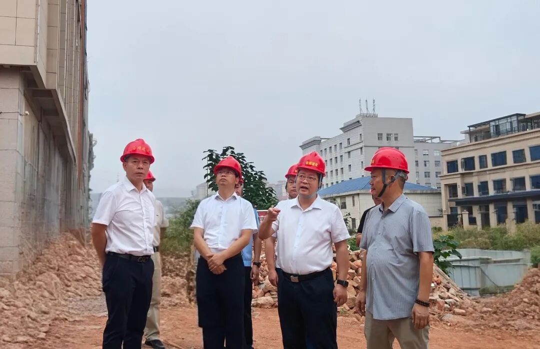 杨红兵：严格守牢安全生产底线 确保节假日期间社会秩序平稳有序