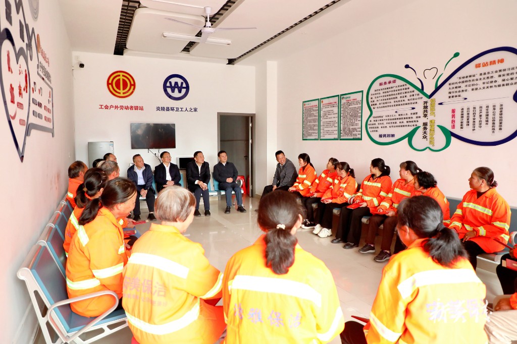 庆祝湖南省第三十届环卫工人节：尹朝晖等县领导看望慰问环卫工人