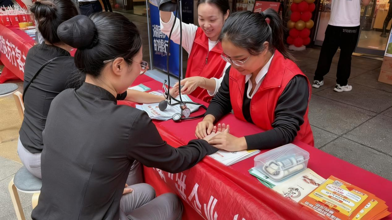 健康服务进商场，实用咨询暖民心