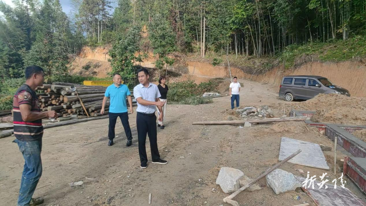 中村瑶族乡深入一线调研村民建房工作