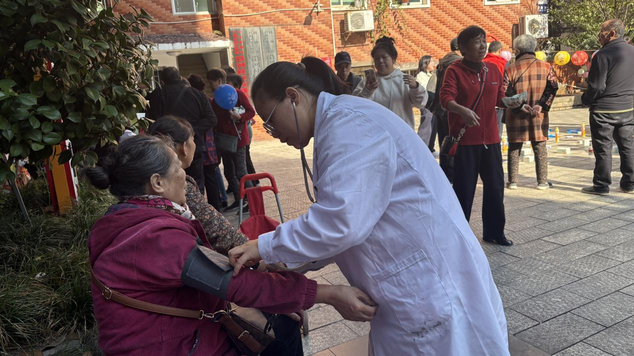 家庭医生进社区，冬季防病知识送上门