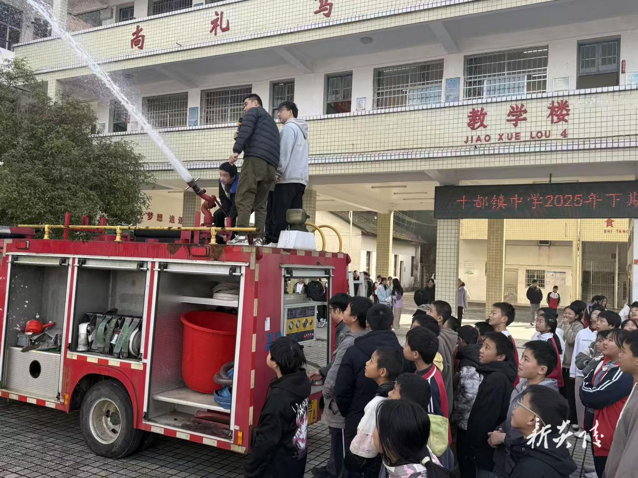 十都镇：锤炼师生应急硬本领 筑牢校园安全“防火墙”