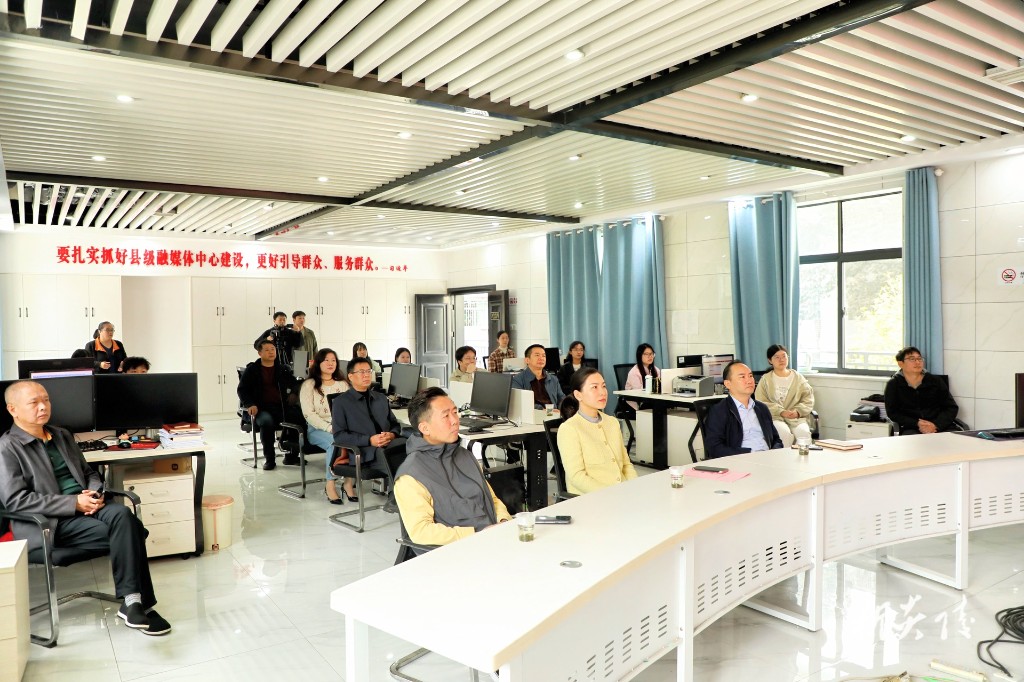 第26个中国记者节：县领导看望慰问全县新闻工作者