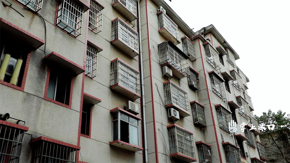 李晓彤深入老旧小区督导油烟直排问题