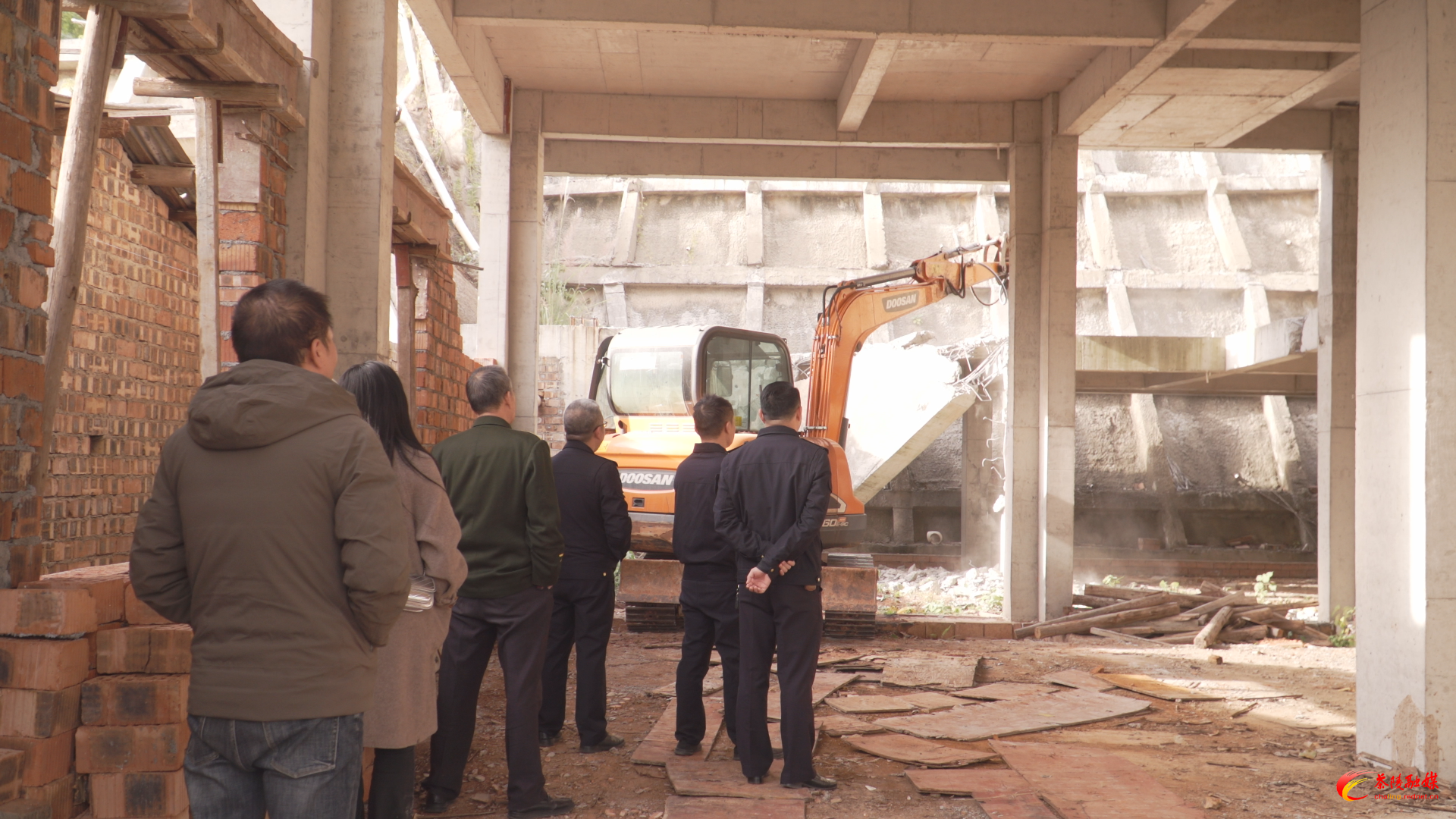 【新时代新城管】多部门联合执法 拆除城区违法建筑