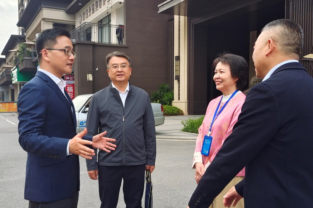 株洲市委常委、副市长刘亚亮深入社区调研指导1%人口抽样调查入户登记工作