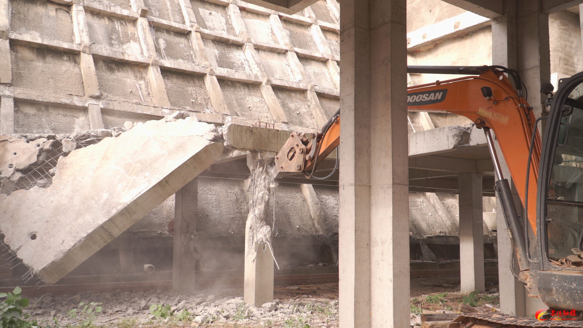 【新时代新城管】多部门联合执法 拆除城区违法建筑