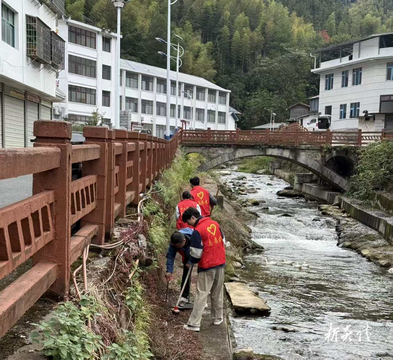 策源乡开展河道清理 共筑宜居家园