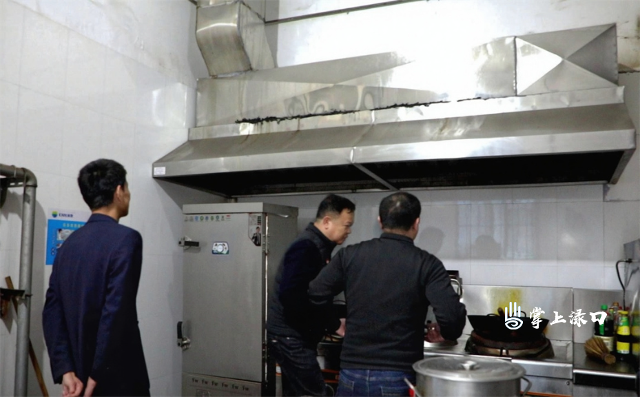 李晓彤深入老旧小区督导油烟直排问题