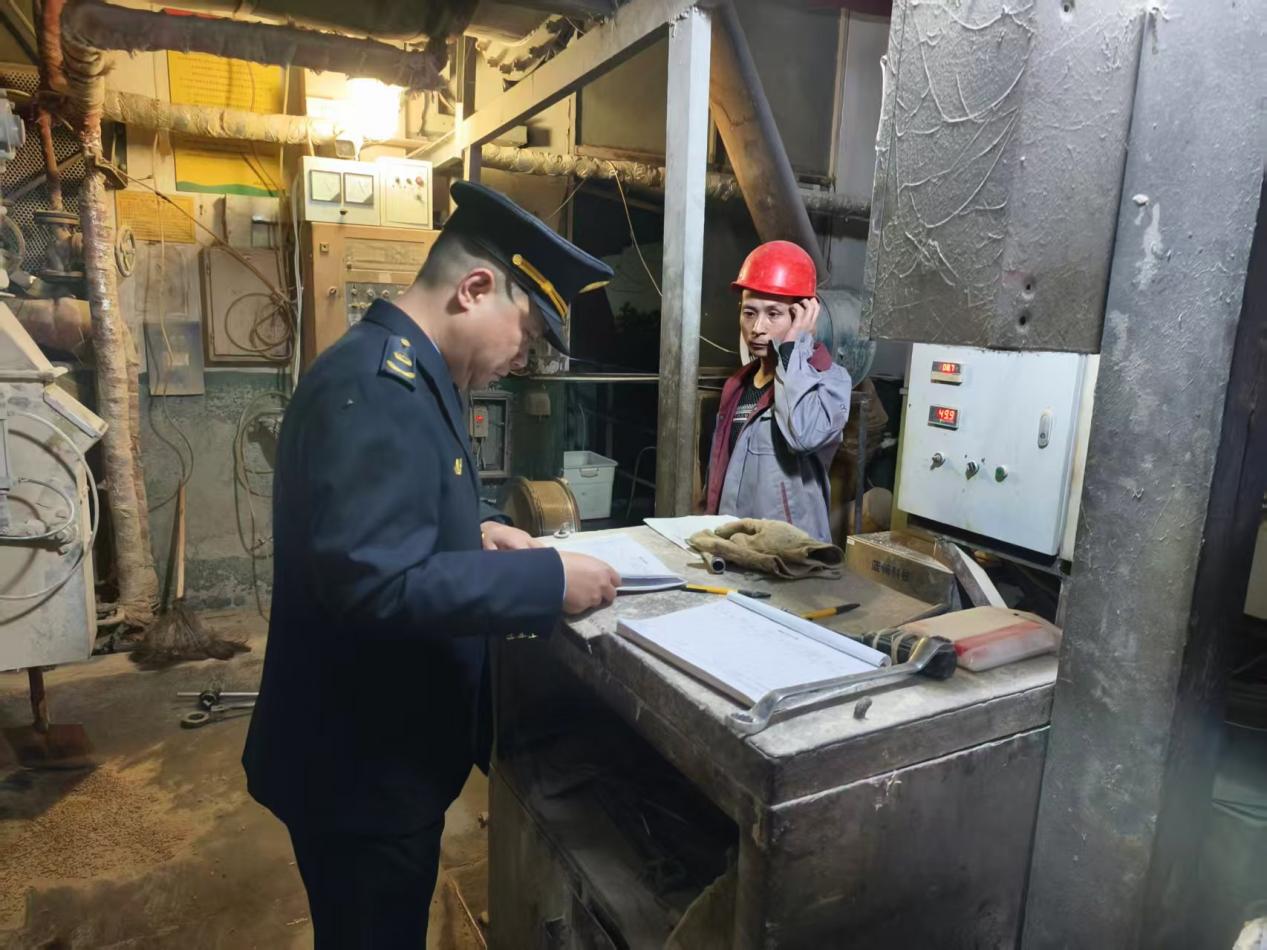 株洲市开展特护期大气污染防治"零点"执法专项检查行动