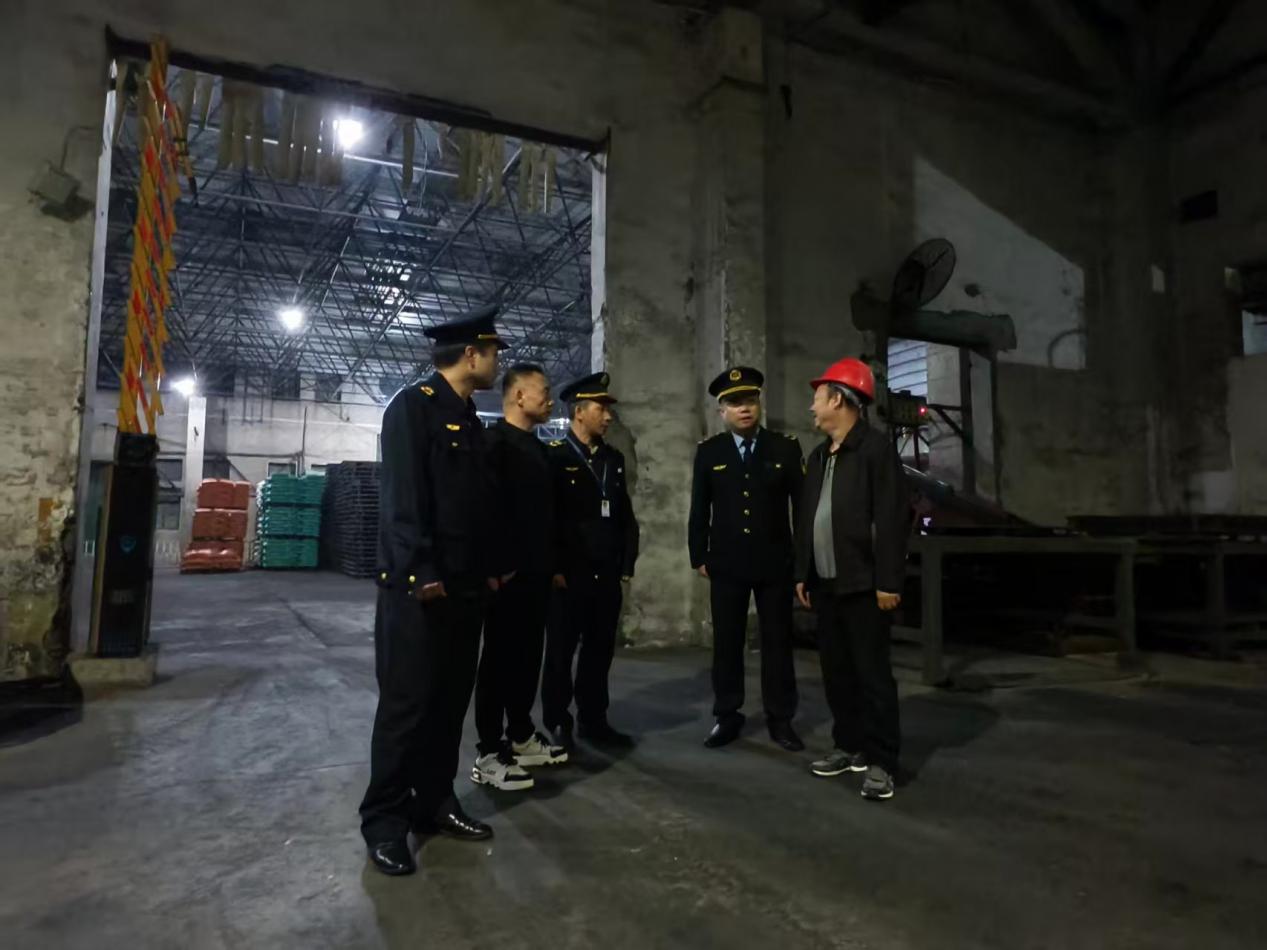 株洲市开展特护期大气污染防治"零点"执法专项检查行动