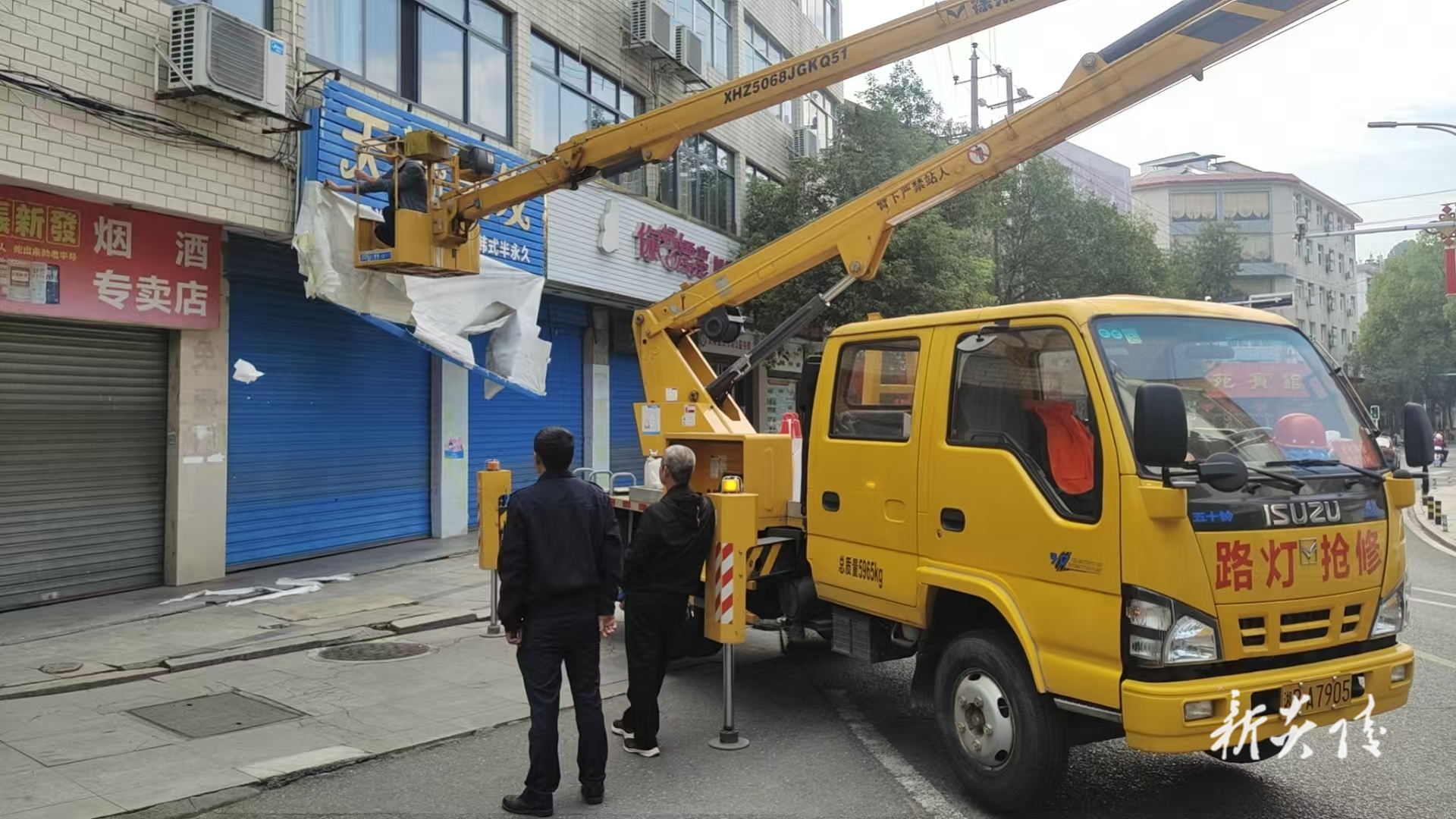 县城管局：及时拆除破损广告 守护市民“头顶安全”