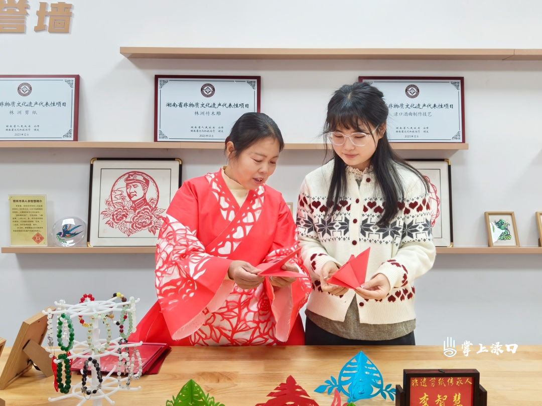 渌口区新时代文明实践中心与区文化馆正式揭牌 同步颁发“好人礼遇卡”礼遇道德模范