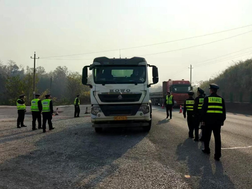 醴陵、湘东两地交通执法部门开展跨区域治超联合执法行动