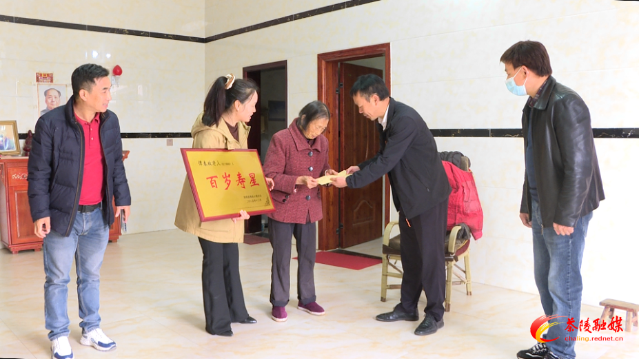 县残联走访慰问4名百岁残疾老人