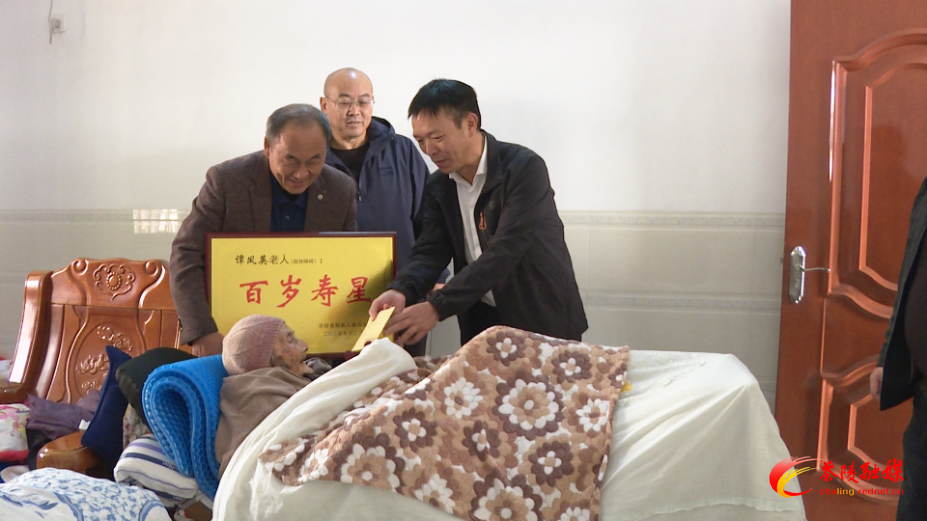 县残联走访慰问4名百岁残疾老人