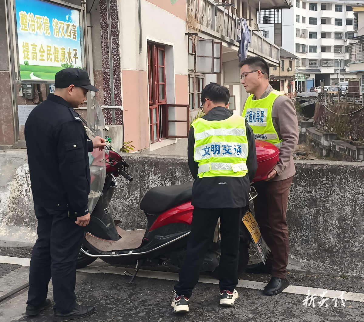 策源乡开展交通安全劝导工作