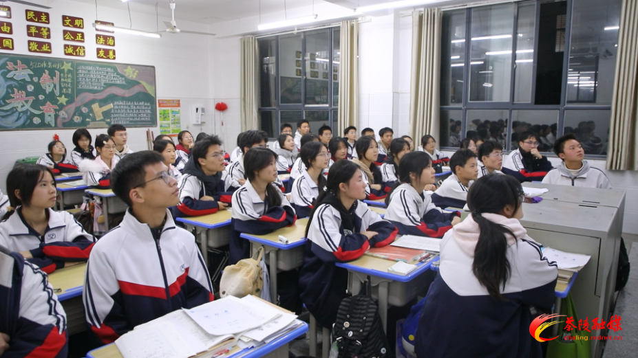 “湘超”半决赛 茶陵学子共同为株洲队加油呐喊