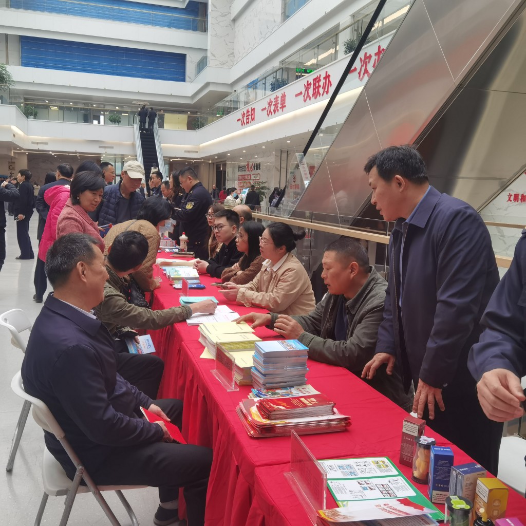 弘扬宪法精神 共护军人权益——市退役军人事务局积极参与“宪法宣传周”集中宣传活动