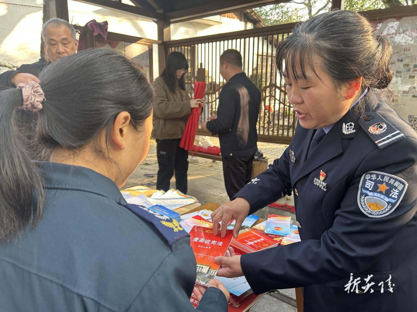 鹿原镇：宪法宣传进圩场 法治精神润民心