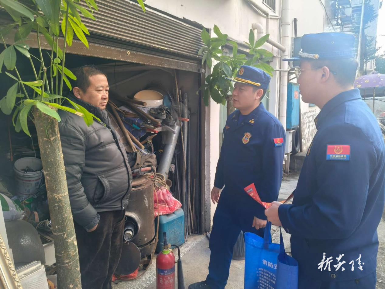 县消防救援大队深入责任小区推进烟花爆竹管控工作