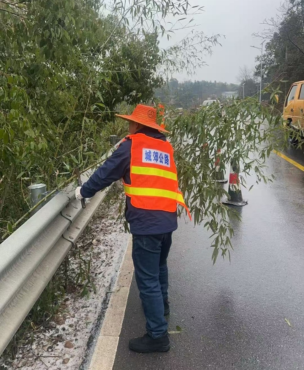 闻令而动战冰雪 公路铁军保畅通 —— 株洲市公路系统抗冰保通纪实