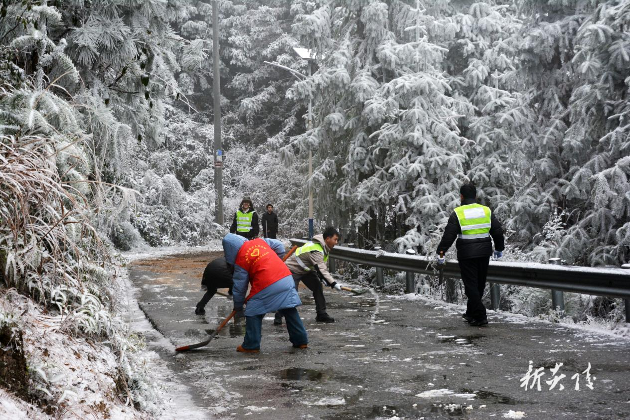 各乡镇积极应对低温雨雪冰冻天气 全力保障道路安全与民生稳定
