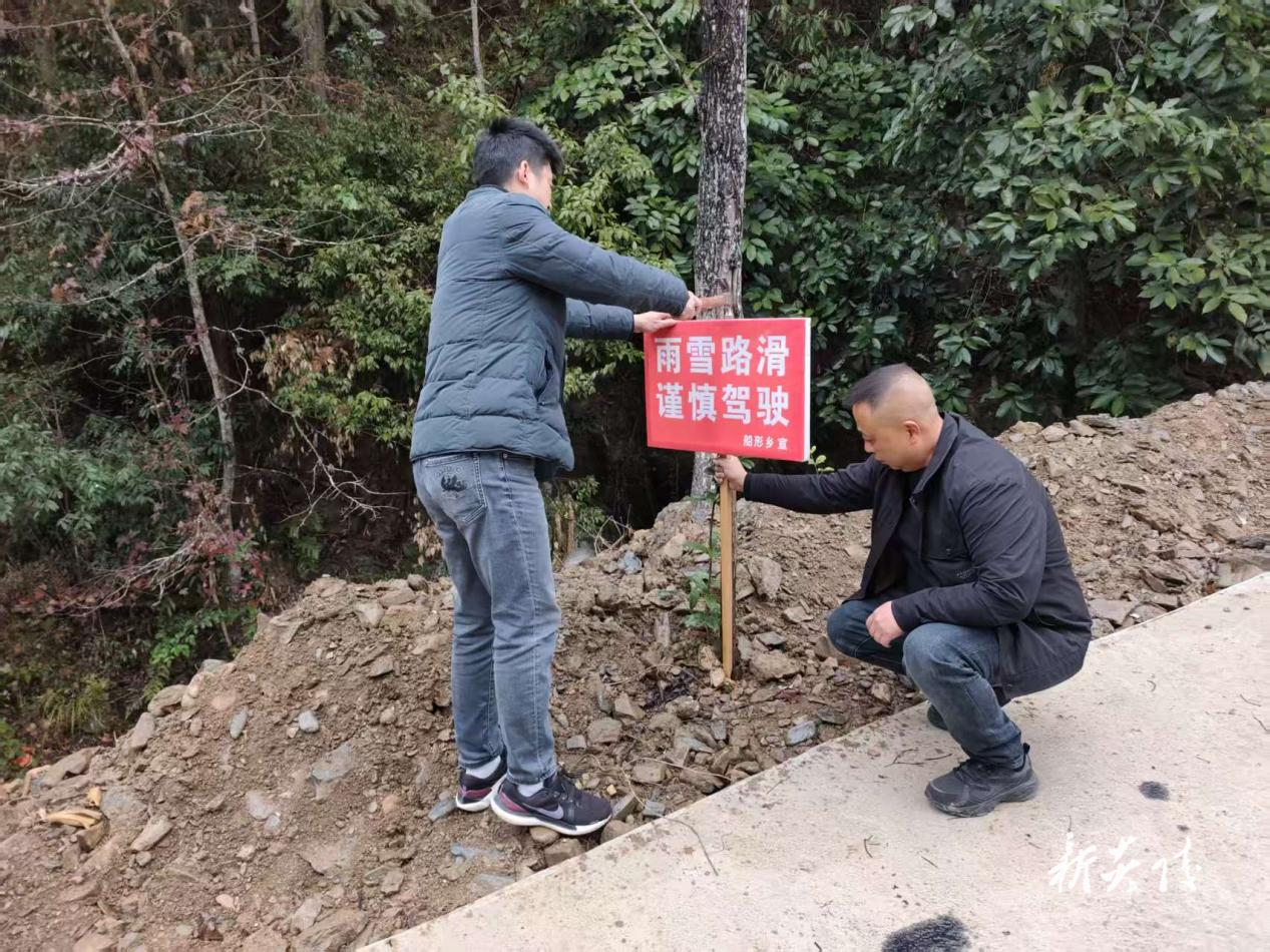 各乡镇积极应对低温雨雪冰冻天气 全力保障道路安全与民生稳定