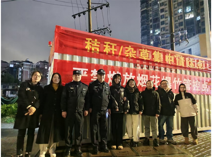 警灯闪烁“新”坚守 平安守护“警”相随