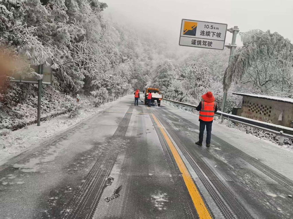 闻令而动战冰雪 公路铁军保畅通 —— 株洲市公路系统抗冰保通纪实