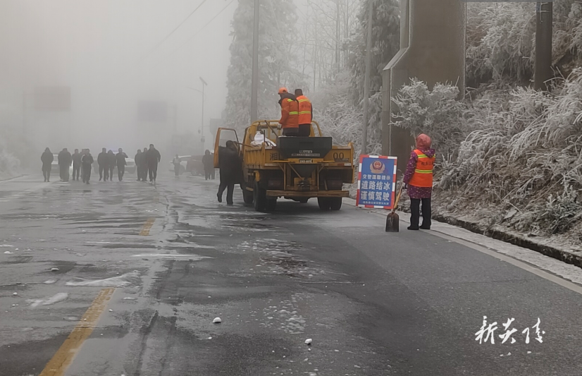 各乡镇积极应对低温雨雪冰冻天气 全力保障道路安全与民生稳定