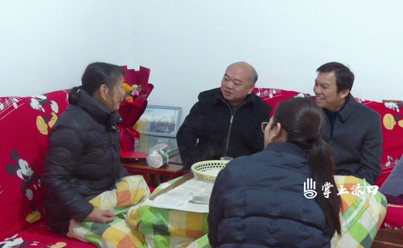 市委宣传部一行来渌口区慰问道德模范与身边好人