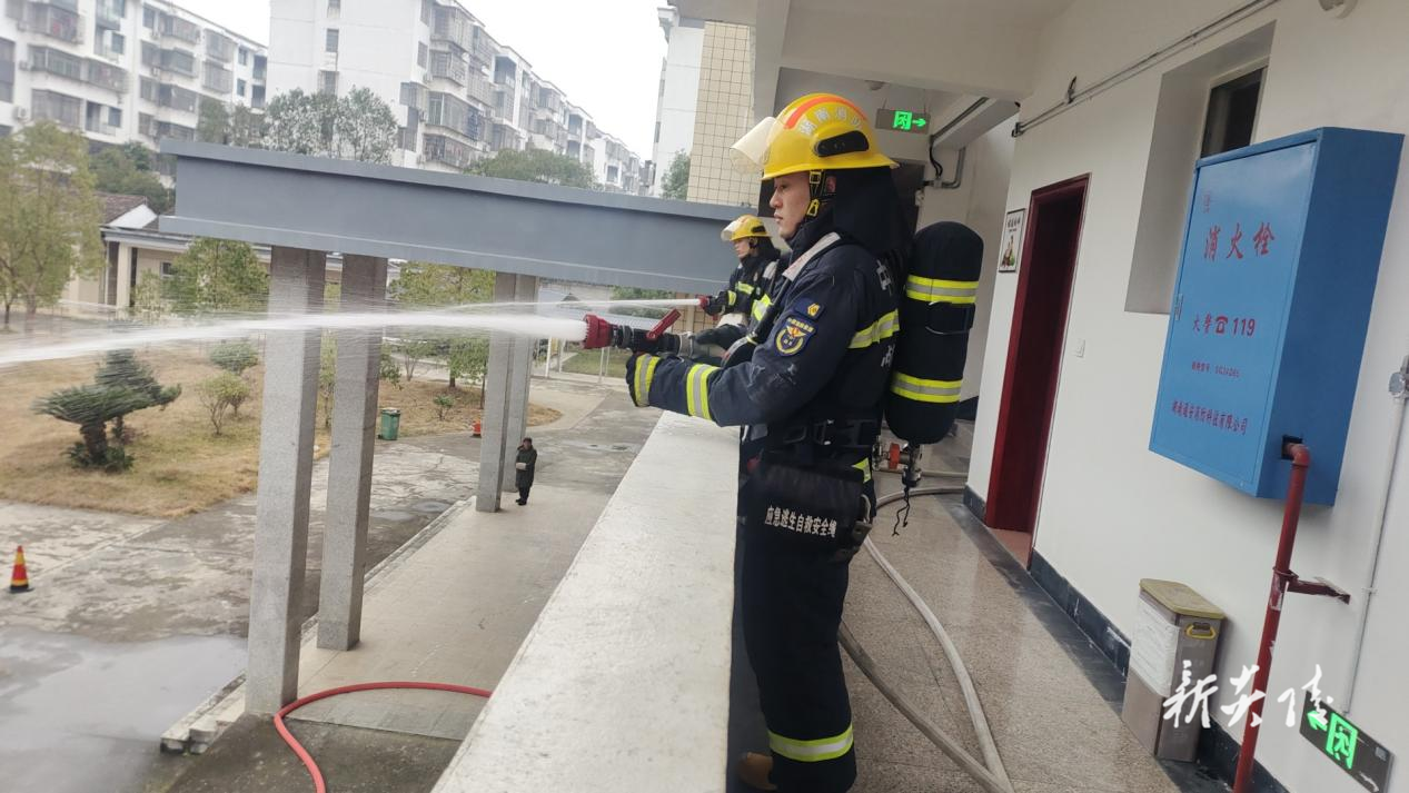 县消防救援大队前往霞阳镇养老院开展熟悉演练及冬季防火宣传