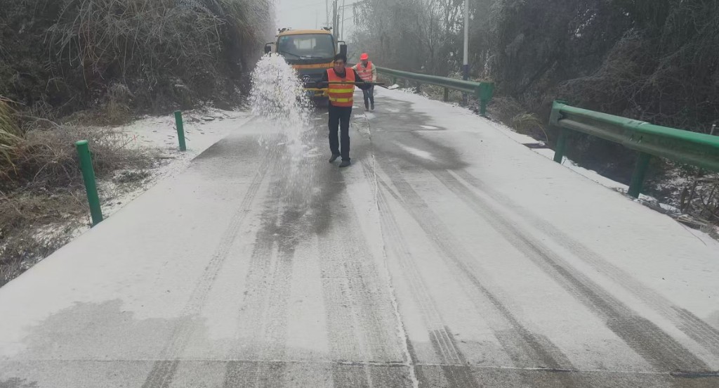 闻令而动战冰雪 公路铁军保畅通 —— 株洲市公路系统抗冰保通纪实