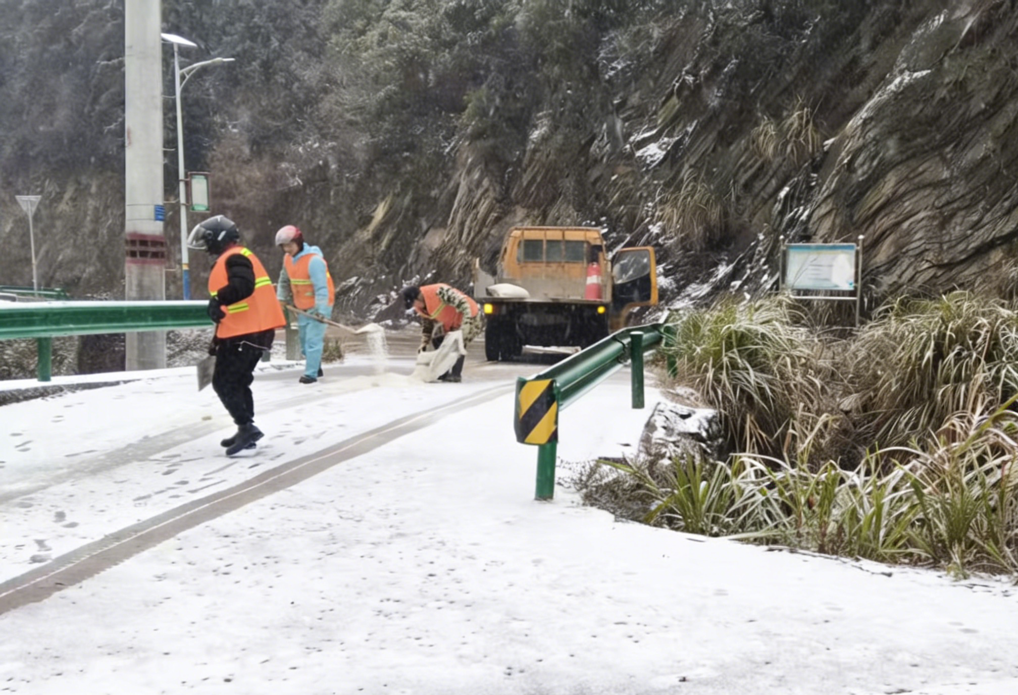 闻令而动战冰雪 公路铁军保畅通 —— 株洲市公路系统抗冰保通纪实