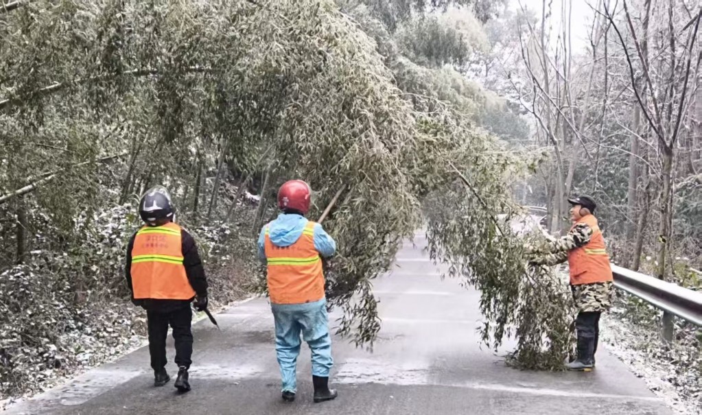 闻令而动战冰雪 公路铁军保畅通 —— 株洲市公路系统抗冰保通纪实