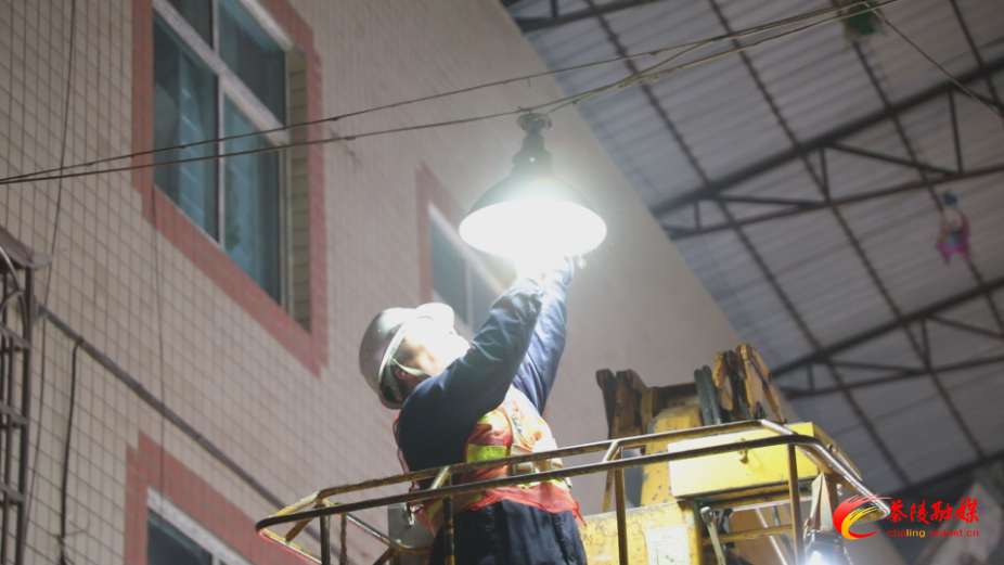 检修路灯除隐患 护航节前保平安