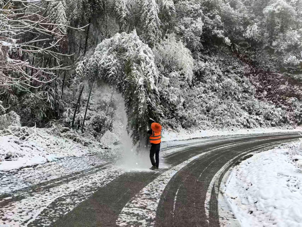 闻令而动战冰雪 公路铁军保畅通 —— 株洲市公路系统抗冰保通纪实