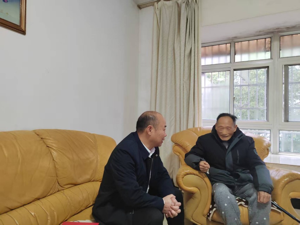 杨志华春节前夕走访慰问局机关离休干部