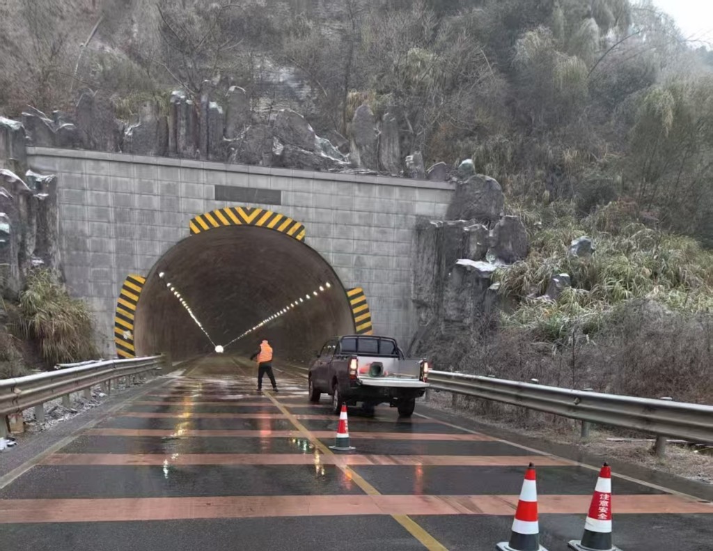 闻令而动战冰雪 公路铁军保畅通 —— 株洲市公路系统抗冰保通纪实