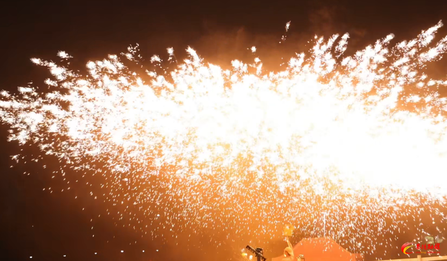 非遗盛宴燃爆跨年夜 茶陵花湖谷近万人迎元旦
