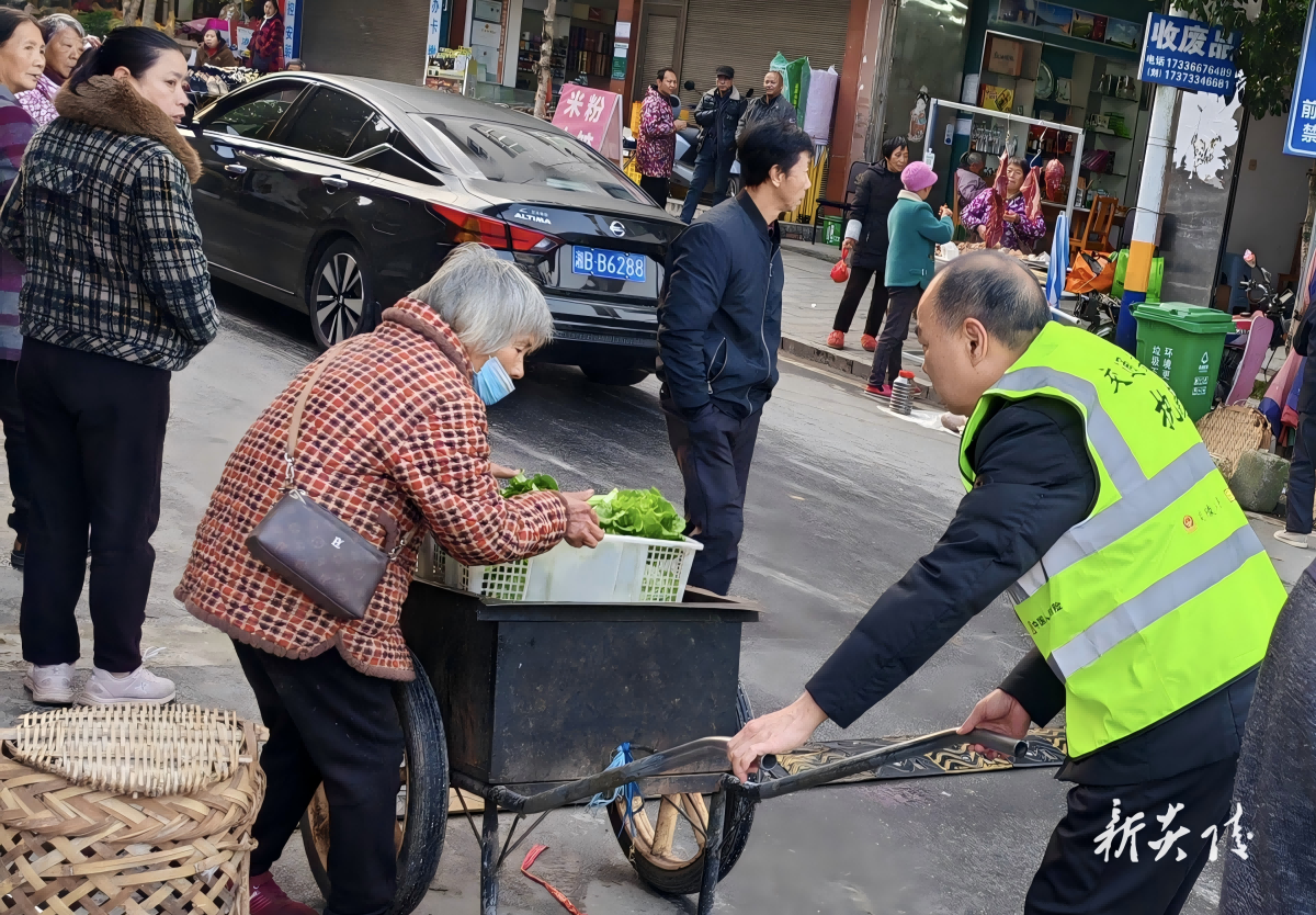 垄溪乡开展赶集日交通安全劝导 守护群众出行平安