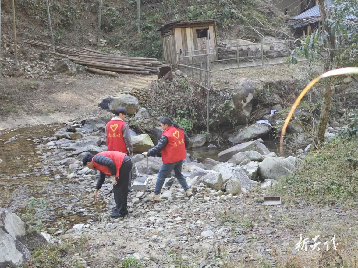 策源乡开展河道保洁专项行动