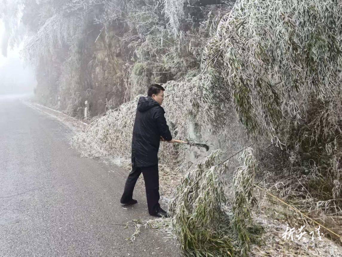 各乡镇积极应对低温雨雪冰冻天气 全力保障道路安全与民生稳定